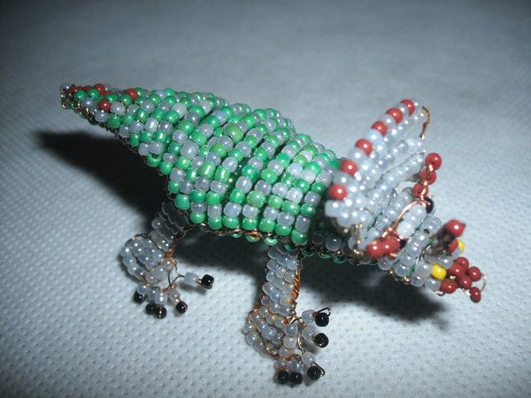 LE TRICERATOPS VERT ET GRIS